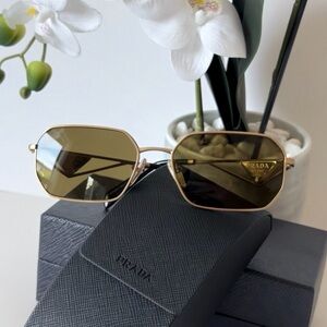 Prada Milano Aviator Sunglasses Gold Frame with Brown Gradient Lenses –Full Set